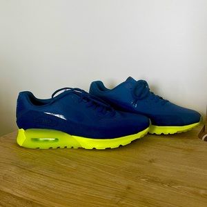 Women’s 9 1/2 Nike Air Max